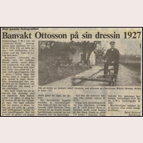 7 Östra Bollasjö banvaktsstuga och banvakten Adolf Ottosson. Urklippet som kommer ur en okänd tidning är skrivet av Bertil Ottosson i Karlskrona. Bilden i klippet är tagen 1927.