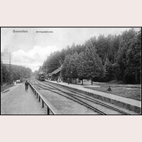 Graversfors station 1902. Infartssignalen står på kör och persontåget stannar vid stationen, loket är av litt Cc. Okänt vykort på bild från Järnvägsmuseet. Foto: Okänd. 