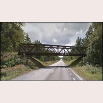 Bro över riksväg 31 nordost om Norrhult, fotoriktning söderut. Att bron är en militärbro är inte svårt att inse. Bilden som är tagen i juli 2018 är ett utsnitt från Google Maps Street View. Foto: Okänd. 