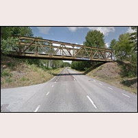 Bro över riksväg 31 nordost om Norrhult, fotoriktning norrut. Bilden är tagen i juli 2018 och är ett utsnitt från Google Maps Street View. Foto: Okänd. 