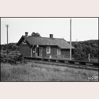 Västanå hållplats- och banvaktsstuga 1965. Bild från Järnvägsmuseet. Foto: Sven Ove Lundberg. 