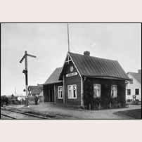 Rödaled station med gamla stationshuset omkring 1915. Bild från Järnvägsmuseet. Foto: Okänd. 