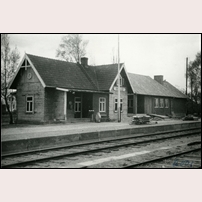 Rödaled station den 10 maj 1949, den nya och den gamla stationsbyggnaden ligger sida vid sida. Bild från Järnvägsmuseet. Foto: Okänd. 