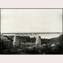 Bro över Stråkan. Järnvägsmuseet varifrån bilden är hämtad uppger att den är tagen 1910 eller 1931. Bron byggdes 1908 och var nog ganska ny då bilden togs, så 1910 är sannolikt korrekt. Foto: Okänd. 