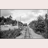 Grusgropen i september 1945. Sex år efter att järnvägen lagts ned och rivits låg lite spår kvar vid den forna grusgropen, där ett sågverk etablerat sig. Även skivsignalen vid växeln fanns kvar. Åtminstone en del av rälsen låg kvar ända till 1959, då den nybildade Svenska Järnvägsklubbens museibaneprojekt Östra Södermanlands Järnväg hämtade två växlar och det som fanns kvar av rälsen. Foto: L. Ramstedt. 