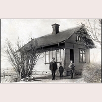 Österängens kombinerade banvakts- och hållplatsstuga omkring 1920 med banvakten David Lindgren och hans två söner, från vänster Gösta (1912-1978) och Arnold (1910-1969). Bilden är hämtad från webbsidan www.jgj.se.  Foto: Okänd. 