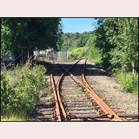 Nordskogen linjeplats den 21 juni 2022. Bilden är tagen söderut från korsningen med Södra Däckvägen och visar till vänster spåret in till Stena Recycling och till höger spåret ut till linjen Borås - Herrljunga. Foto: Sven-Olof Strand. 