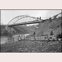 Bro över Moälven den 21 september 1911. Redan efter 20 år är det dags att byta den första bron mot en kraftigare. Bild från Järnvägsmuseet. Foto: Okänd. 