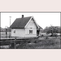 396 Stubbemåla den 8 juni 1961. Hållplatsen med namnskylt av busshållplatsmodell ligger intill stugan. Foto: Bo Gyllenberg. 