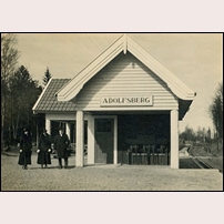 Adolfsberg hållplats okänt år, kanske i slutet av 1910-talet. Bilden är hämtad från Facebookgruppen Järnvägar i Närke med okänt ursprung. Foto: Okänd. 