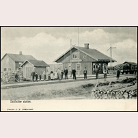 Skällsäter station omkring 1900, knappast tidigare eftersom byggnaden flyttades hit år 1900. Vykort från förlag G.M. Steijffert på bild från Järnvägsmuseet. Foto: Okänd. 
