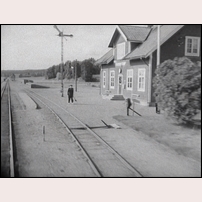 Doverstorp station omkring 1950. Bilden är ett utsnitt ur SJ:s film om smalspåren i Östergötland. Foto: Okänd. 