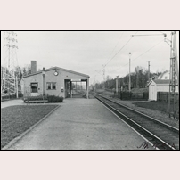 Häggvik hållplats 1935. Sedan december 1934 är linjen elektrifierad. Bild från Järnvägsmuseet. Foto: Okänd. 