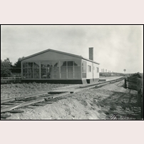 Häggvik hållplats från norr. Troligen är bilden tagen vid samma tillfälle som den föregående, alltså 1932. Bild från Järnvägsmuseet. Foto: Okänd. 