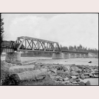 Meselebron, bro över Ångermanälven söder om Meselefors okänt år. Loket är på väg norrut, mot Vilhelmina. Bild från Järnvägsmuseet. Foto: Okänd. 