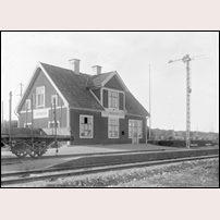 Lökebacken station någon gång efter 1913, det år då stationen byggdes. Bild från Järnvägsmuseet. Foto: Oscar Färdig. 