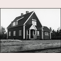 Västra Jära station. Bilden är förmodligen tagen i anslutning till nedläggningen av banan den 1 september 1960. Foto: Okänd. 