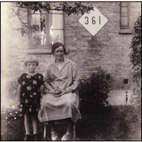 361 Månsarp 1928 eller 1929. Bilden är ett bidrag från Arne Hansson och det är hans mor Signe och hans mormor Holga Bangtsson som poserar. Foto: Okänd. 