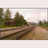 Simeå station omkring 1967. Den närmaste byggnaden är ett hus 9, dvs bostadshus för stationspersonal. Bild från Järnvägsmuseet. Foto: Okänd. 