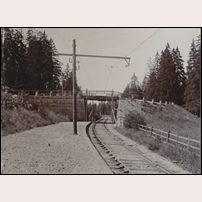 Ugglevikskällan hållplats 1907 - 1909. Bilden är tagen med anledning av det försök med elektrisk drift som gjordes dessa år på linjen Tomteboda - Värtan. Bild från Järnvägsmuseet. Foto: Okänd. 