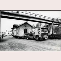 Tröjan har kommit några hundra meter på sin resa mot Linköping den 22 april 1980. I bakgrunden ser man lokstallet, bakom detta låg stugan. Bild från Järnvägsmuseet. Foto: Okänd. 