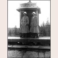 Storstupet hållplats okänt år. En väntkur inte mycket större än en telefonkiosk (om någon minns dem). Är det 1920-talsmodell på damernas kläder? Foto: Okänd. 