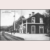 Storfors station 1915, det första stationshuset som skulle komma att ersättes med ett nytt och större efter att staten övertagit järnvägen 1917. Okänt vykort. Foto: Okänd. 