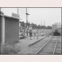 Borgsholm hållplats omkring 1950. Bilden är tagen ur SJ:s film om smalspåren i Östergötland. Foto: Okänd. 