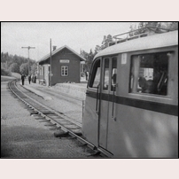 Ljusfors station omkring 1950. Bilden är tagen ur SJ:s film om smalspåren i Östergötland. Foto: Okänd. 