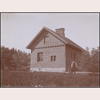 Näverkärret station okänt år. Huset liknar onekligen en banvaktsstuga och det just vad det varit. Okänt varifrån bilden kommer. Foto: Okänd. 