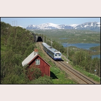 532 Kyrkogården den 2 juli 2022. Tåget Arctic Train från Narvik till Abisko Östra med BM 69 Viktoriahavn. Foto: Ulrich Völz. 