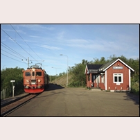 Abisko Turiststation den 3 juli 2022. Tåget är Järnvägsmuseets utfärdståg på övre Malmbanan med lok Da 888. Foto: Ulrich Völz. 