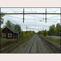 Håsjö, hus 9 f.d. banvaktsstuga 440 den 24 september 2004. Det rivna stationshuset låg längre fram till höger om bangården 
 (vid den ljusa fläcken). Fotoriktning mot väster. Foto: Peter Berggren. 