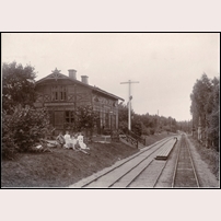Bernshammar station 1898. Bild från Järnvägsmuseet. Foto: Okänd. 
