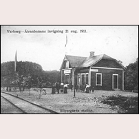 Silvergärde station vid banans invigning den 21 augusti 1911. Okänt vykort på bild från Hallands kulturhistoriska museum. Foto: Okänd. 
