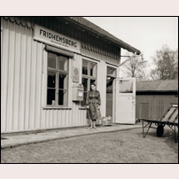 Fridhemsberg station på nedläggningsdagen den 1 november 1959. Anna Skärström (1909-1989) har varit platsvakt sedan 1932 och bland annat skött bomfällning och postärenden.  Foto: Okänd. 