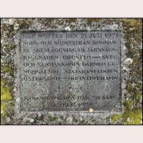 Minnesmärket mellan Ytterhogdal och Överhogdal den 23 september 2022. Texten har restaurerats sedan de föregående bilderna togs. Glädjande att någon månar om platsen. Foto: Stefan Nilsson. 