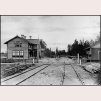 Söderfors station på 1870-talet. Det var förr i tiden vanligt att grindarna vid övergångar hölls stängda över järnvägen och bara öppnades då tåg skulle passera. Bild från Järnvägsmuseet. Foto: Okänd. 