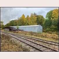 Svenstavik station den 24 september 2022 med ett lokhus fortfarande kvar. Sådana var på 1970-talet vanliga runtom i landet, särskilt i Norrland. Där förvarades avställda ånglok som skulle behållas som en reserv i kristider. Foto: Stefan Nilsson. 