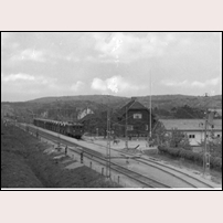 Stora Höga station efter 1942, det år då det nya stationshuset uppförts, medan det gamla fortfarande ligger kvar. Bild från Järnvägsmuseet.                                                                                                                                                                            Foto: Okänd. 