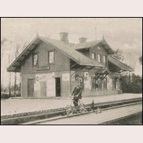Älgarås station på vykort från förlag A. J. Eriksson, Älgarås postgånget 1903. Bilden hämtad från Tradera. På dressinen ses banmästaren Johan August Bäck, som tjänstgjorde här 1897 - 1917.  Foto: Okänd. 