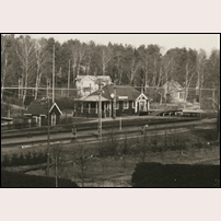 Västra Bodarne station omkring 1945. Delförstoring av vykort från Einar Erikson, Alingsås på bild från Järnvägsmuseet. Foto: Okänd. 