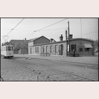 Råå station omkring 1928. Byggnaden innehöll ursprungligen längst bort två lokstallsplatser medan resten innehöll väntsal och andra tjänstelokaler. Bild från Järnvägsmuseet. Foto: Okänd. 