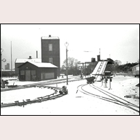 Ystad station den 19 december 1962, med personalhus, kolbrygga och vändskiva. Foto: Jan-Anders Wihrén. 