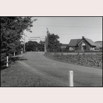391 Krokstorp 1957. Bilden är tagen av SJ bansektion för att dokumentera sikten vid vägövergången och är hämtad från Järnvägsmuseet. Vägövergången är borttagen sedan många år. Foto: Okänd. 