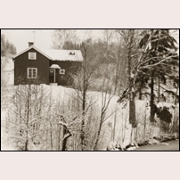 102 Sundet i februari 1988. Bilden förekommer i TGOJ:s personaltidning Konduktörsposten nr 1 1988 i anslutning till en artikel som handlar om att malmtåg orsakat frysskador i stugan (rörläckage på grund av vibrationer i marken kan man anta). Bild från Järnvägsmuseet. Foto: Ragnar Eriksson. 
