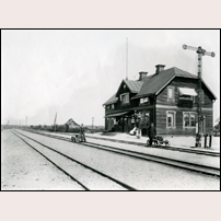 Sköllersta station 1908. Bild från Järnvägsmuseet. Foto: Okänd. 