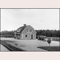 Vallvik station okänt år, troligen kort efter att den öppnats 1926. Till 1943 hette den Sörljusne. Foto: Okänd. 