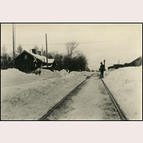 225B Sala den 29 mars 1924, bilden är alltså tagen vid samma tillfälle som den föregående och av samma fotograf, men här in mot stationen. Bild från Järnvägsmuseet. Foto: A. Berglind. 