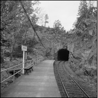 Tattbytunneln, södra mynningen okänt år. Bilden är tagen från plattformen vid Erstaviksbadets hållplats. Rakt ovanför tunnelmynningen går landsvägen till Solsidan. Bild från Järnvägsmuseet. Foto: Lennart Welander. 